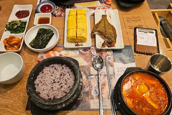 정갈하게 차려진 밑반찬