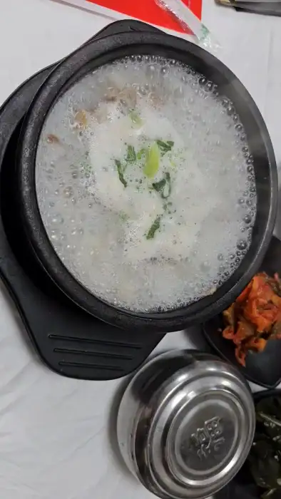 끓고 있는 뚝배기 곤드레밥