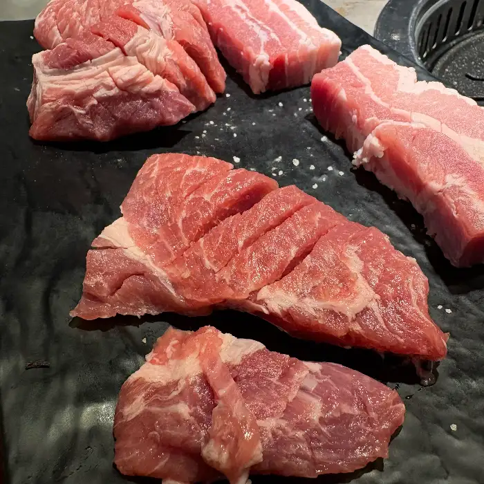 다양한 부위의 돼지고기들이 준비되어 있다.