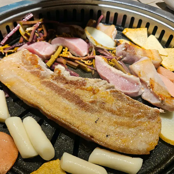 셀프바에서 가져온 다양한 곁들임 음식들.