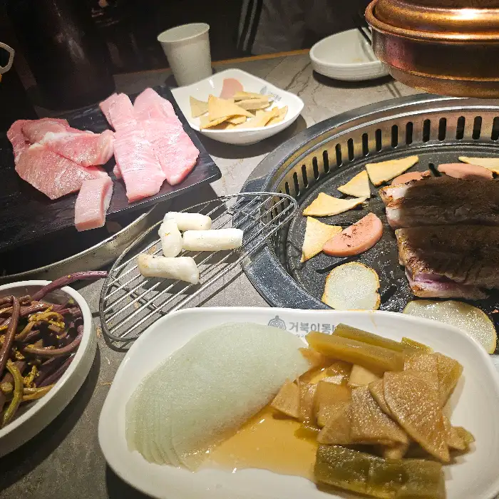 다양한 곁들임 찬들이 담긴 접시들.