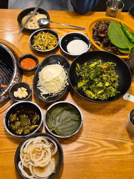 다양한 반찬과 쌈 채소가 세팅된 테이블 모습