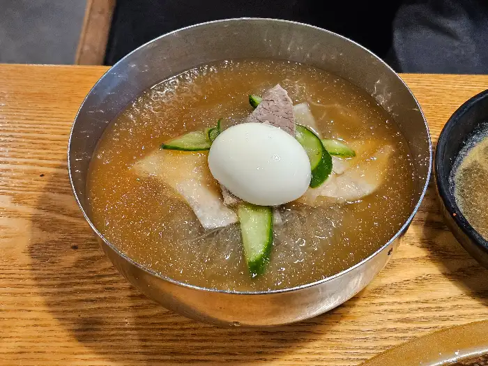 놋그릇에 담긴 시원한 물냉면