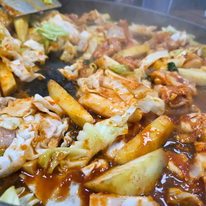 철판 위에 익어가는 닭갈비 모습