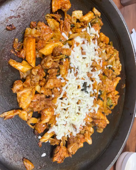 치즈가 듬뿍 올라간 닭갈비