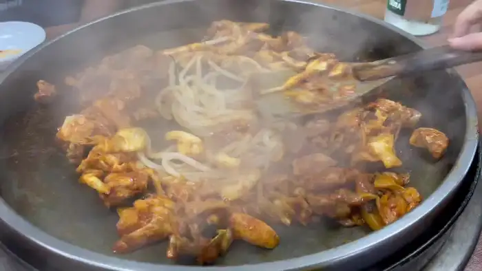 숟가락으로 볶음밥을 젓고 있는 모습