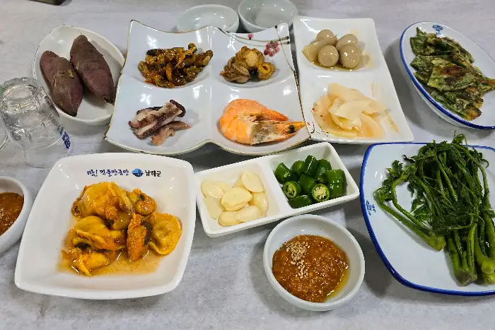 푸짐하게 차려진 해산물과 곁들임 찬