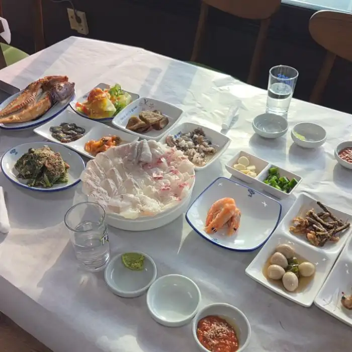 식탁에 차려진 다양한 음식들