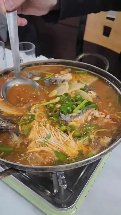 김이 모락모락 나는 얼큰한 매운탕