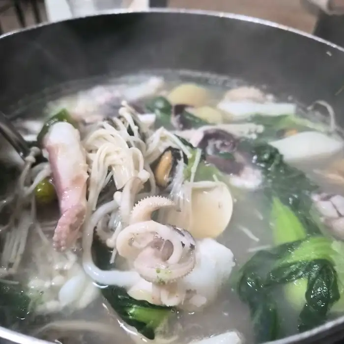 해물탕 속 다양한 해산물과 채소