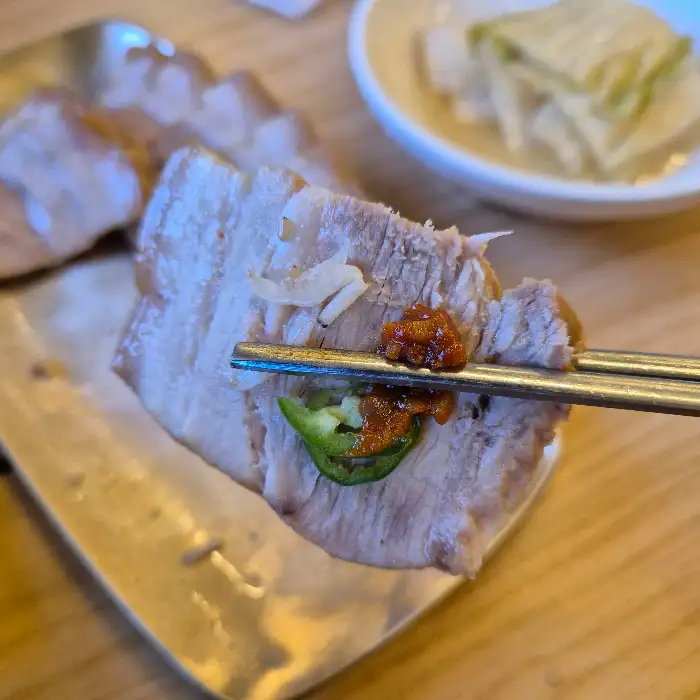 정갈하게 차려진 편육과 막국수