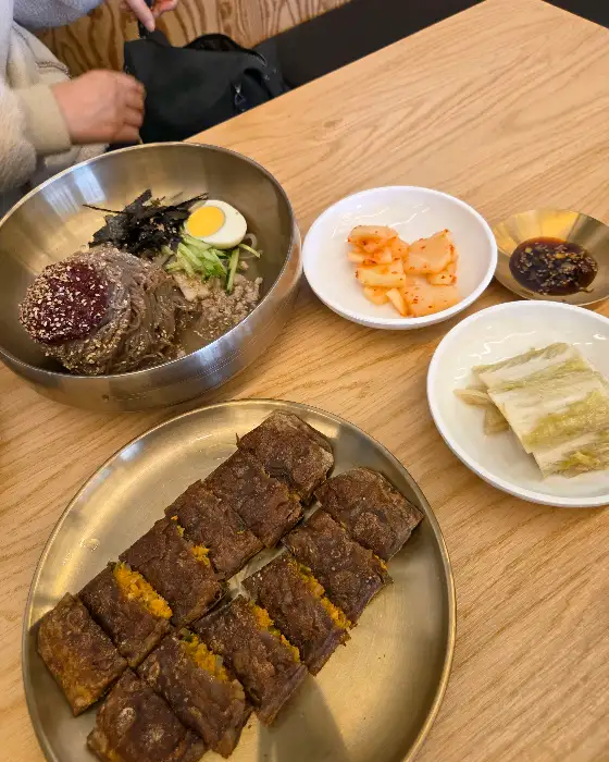 막국수와 곁들여 나온 백김치