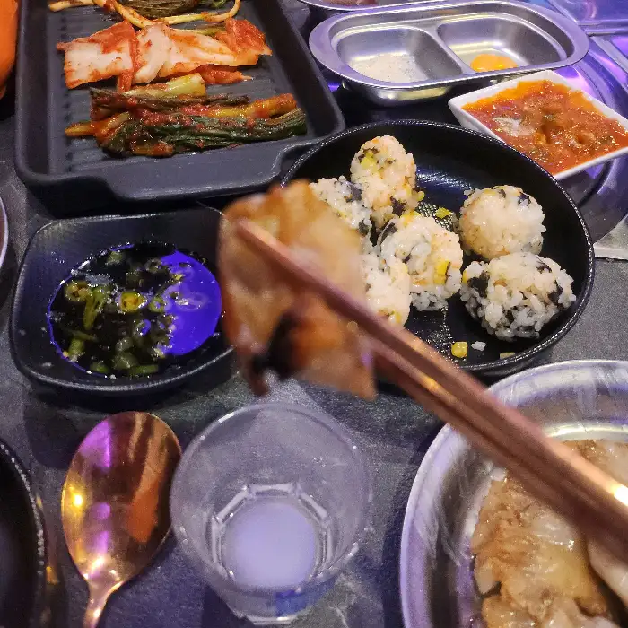 다양한 밑반찬과 함께 차려진 식탁