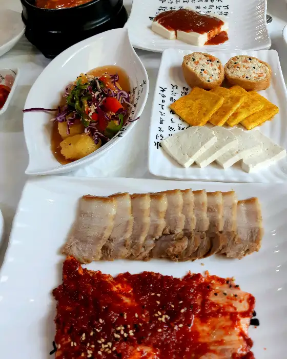 먹음직스러운 두부보쌈과 보쌈김치
