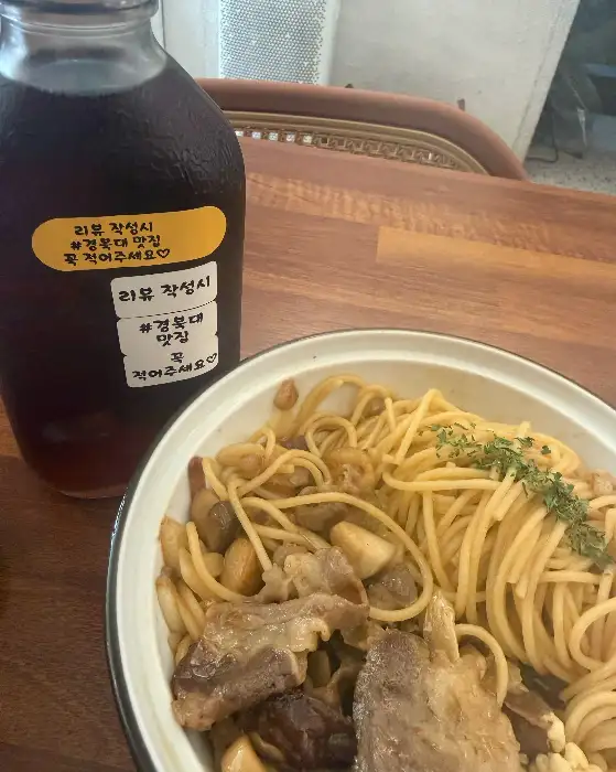 음료와 함께 제공된 파스타