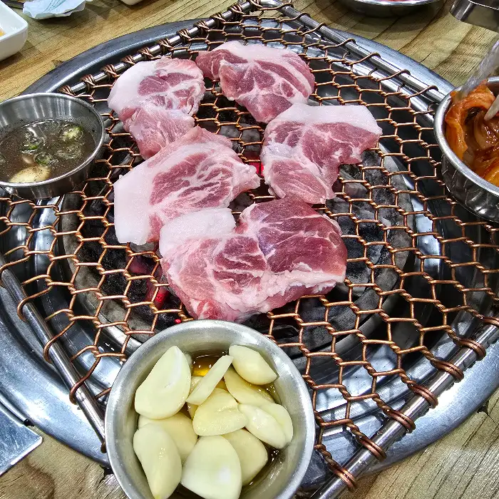 잘 달궈진 숯불 위에서 구워지는 목살