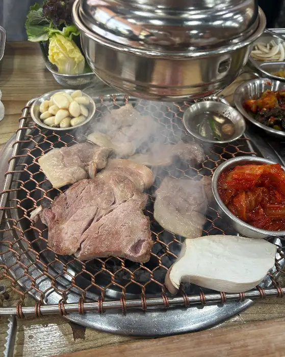 다양한 쌈 채소와 고기