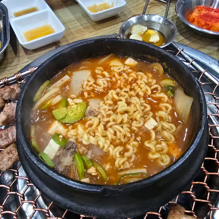 된장찌개에 국수 사리를 넣은 모습