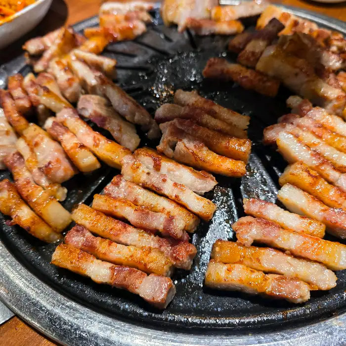 양념이 잘 배어 노릇하게 구워진 돼지갈비