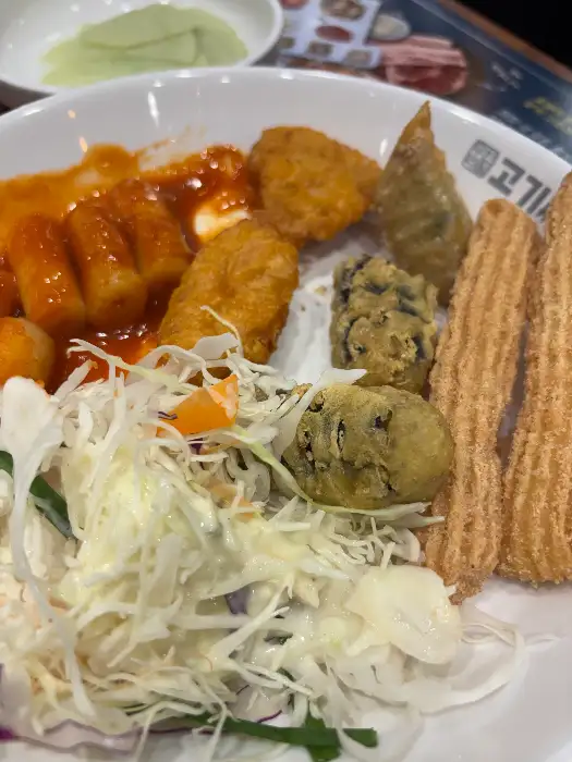 떡볶이, 튀김, 샐러드 등 샐러드바 메뉴 모습