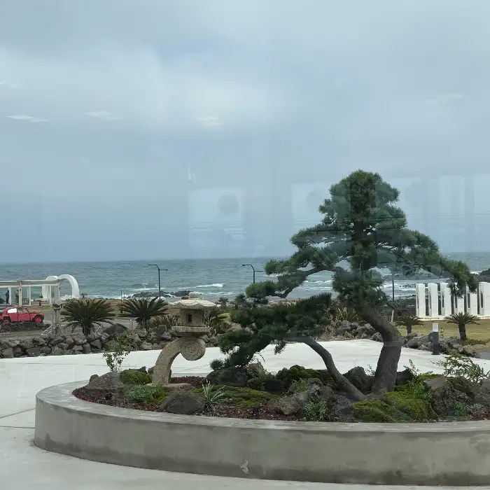 매장 창밖으로 보이는 아름다운 애월 바다 풍경