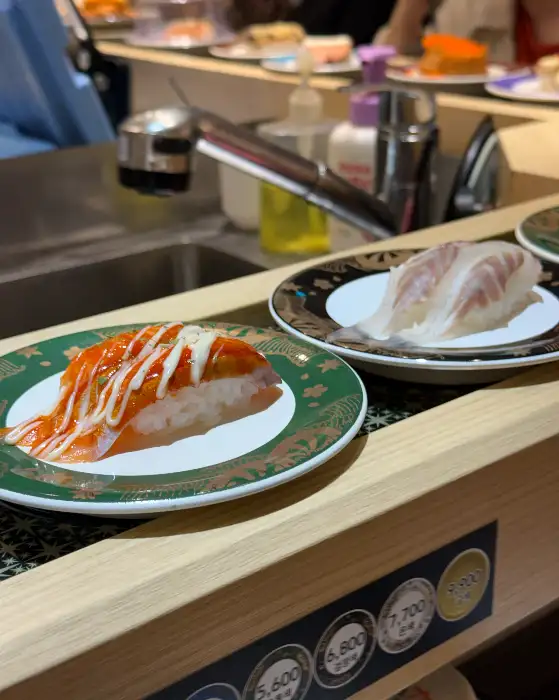 빨간 소스가 뿌려진 초밥