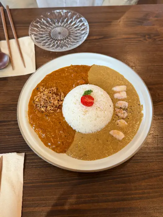 먹음직스럽게 플레이팅된 카레와 밥