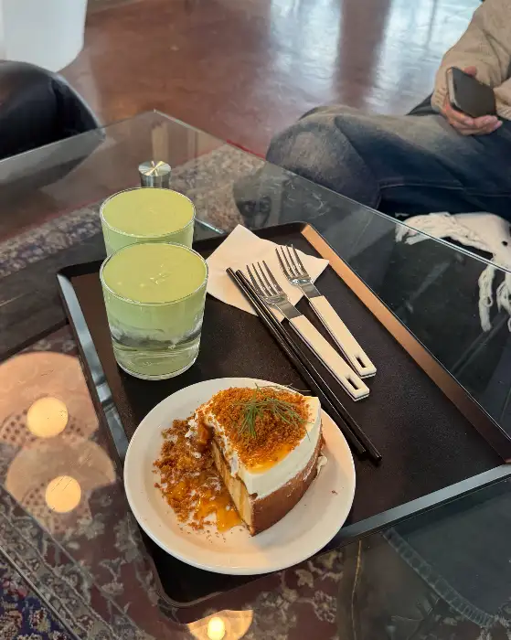 오시소의 녹차 라떼와 케이크