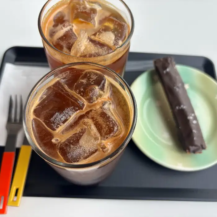 오시소의 아이스 아메리카노와 초콜릿 바