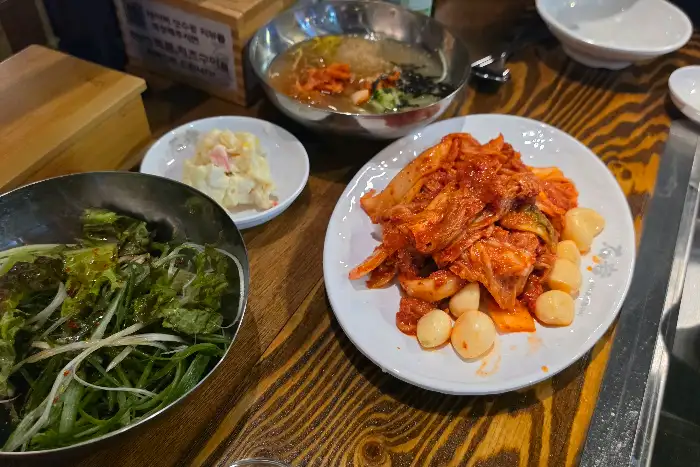 다양한 밑반찬과 묵사발, 샐러드가 테이블에 세팅된 모습
