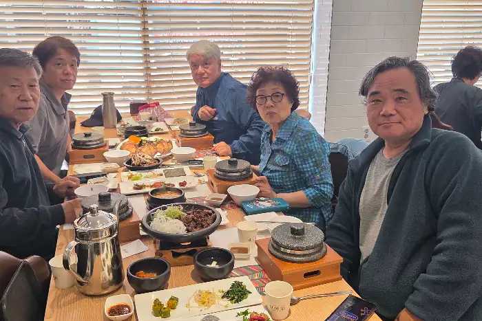식사 중인 사람들