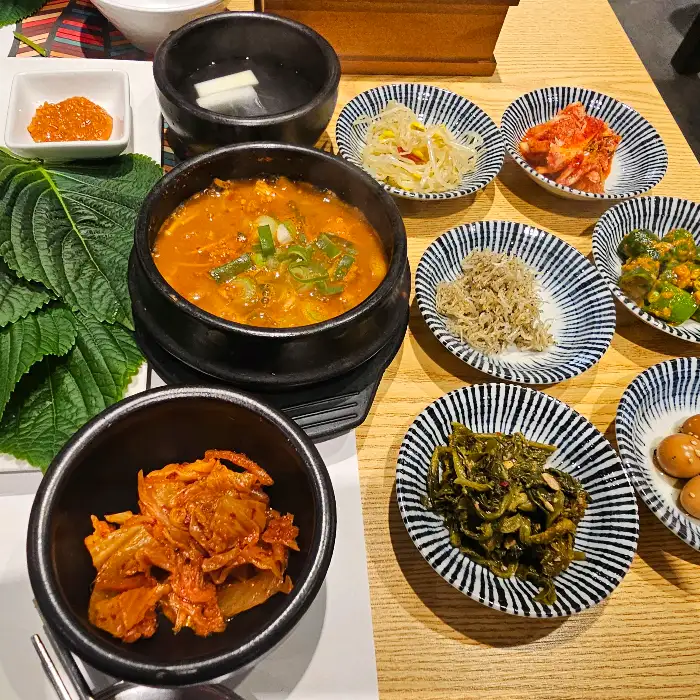 정갈하게 차려진 한정식 상차림