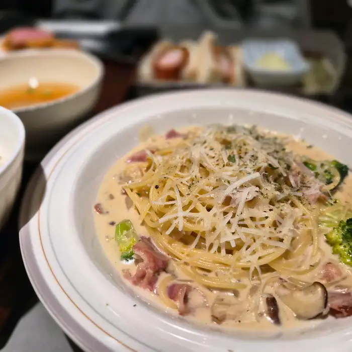 카츠산도와 곁들임 찬 사진