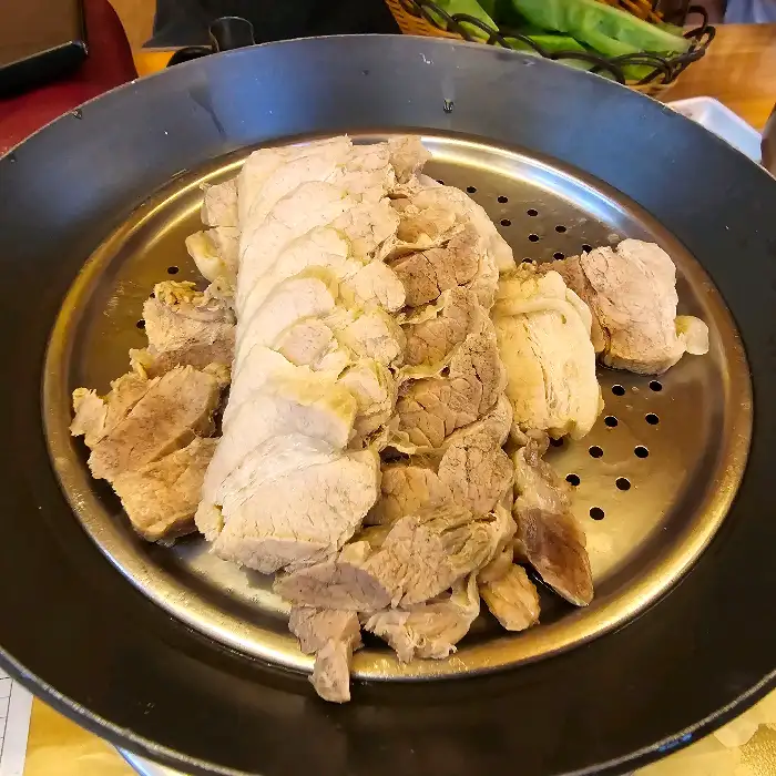 큼직하게 썰린 수육 덩어리