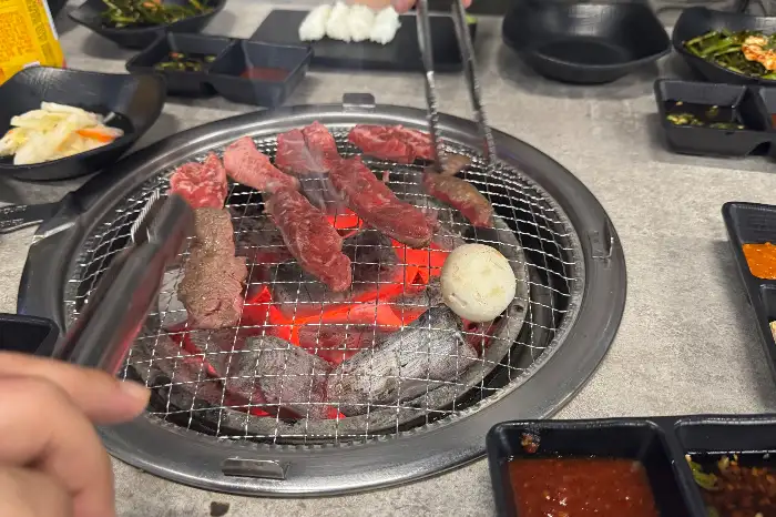 숯불 위에서 익어가는 소갈비살