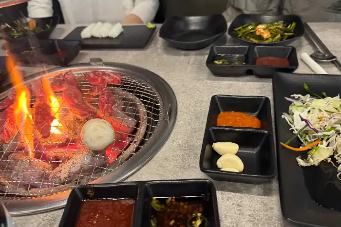 숯불 위에서 맛있게 익어가는 고기
