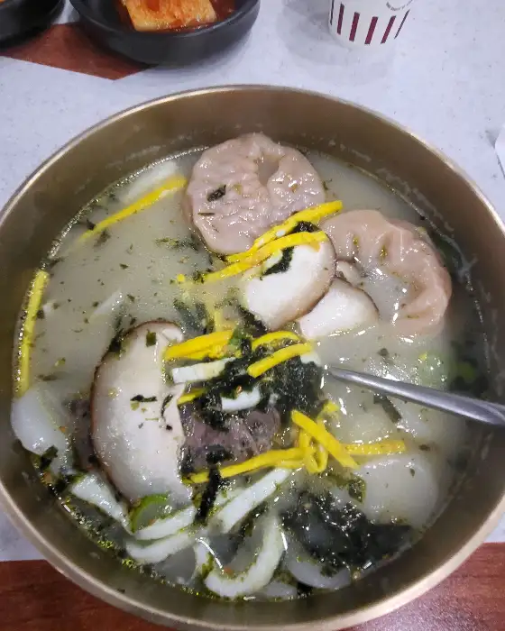 만두와 떡이 푸짐한 떡만둣국