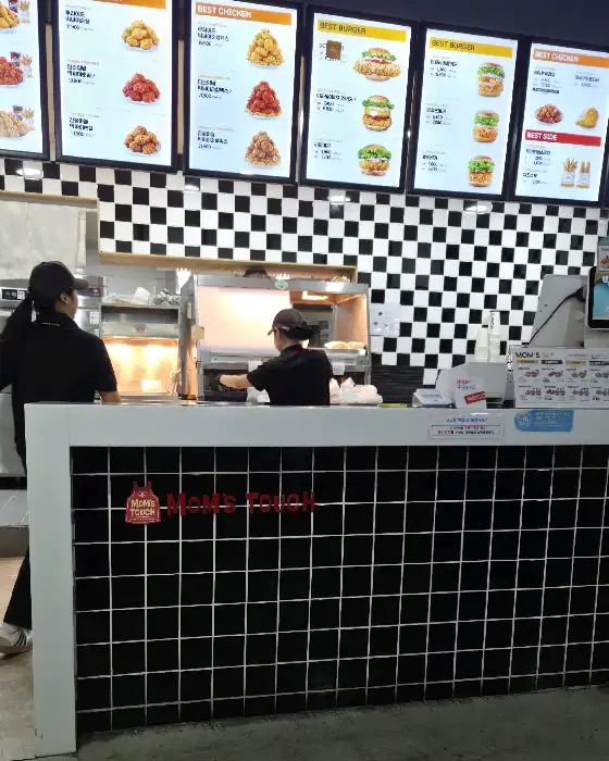 매장 카운터와 메뉴판