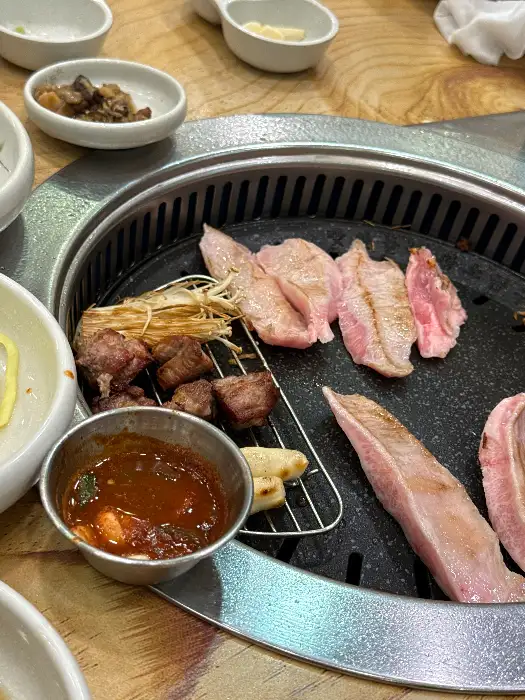직접 구워지는 삼겹살과 곁들임 재료들