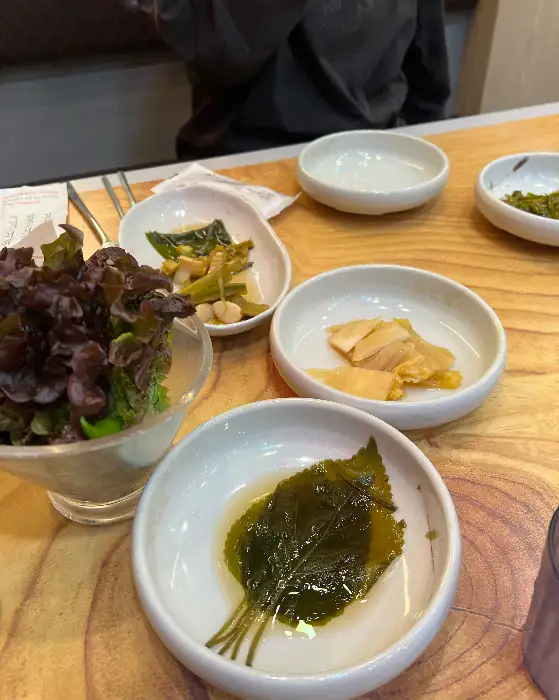 상추와 깻잎 등 쌈 채소와 곁들일 반찬들