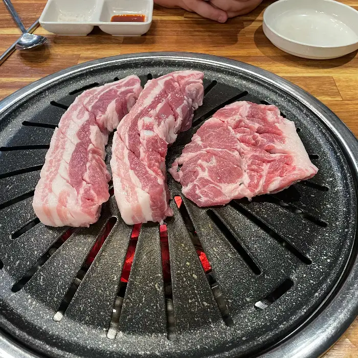 돌판 위에 올려진 생삼겹살 덩어리