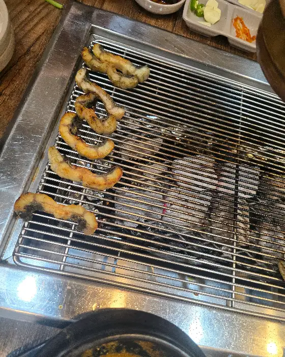숯불 위에서 익어가는 장어와 새우
