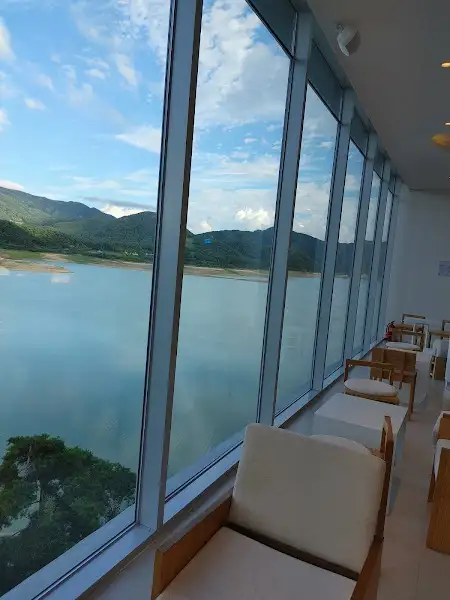 창밖 풍경과 함께 보이는 식당 내부