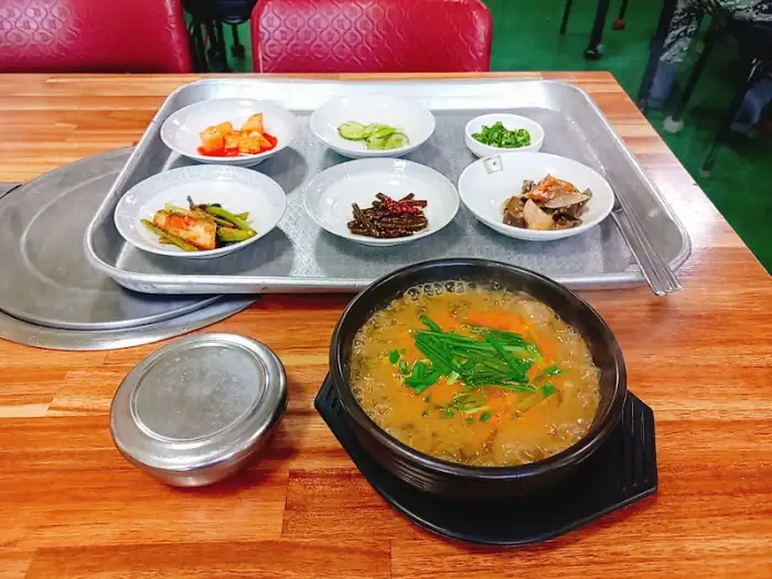 테이블에 차려진 추어탕과 반찬들