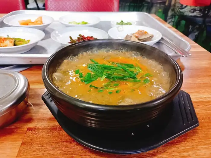 김이 모락모락 나는 추어탕 클로즈업