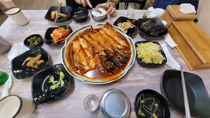 테이블에 차려진 여러가지 음식들