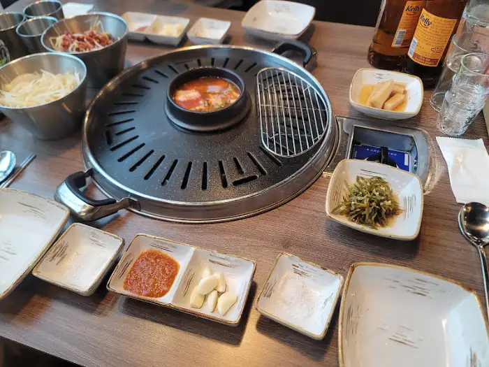 식탁 위 기본 찬과 찌개