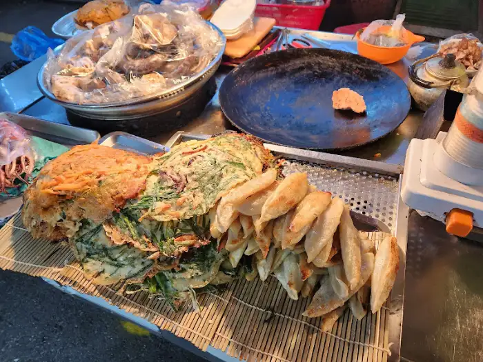 다양한 종류의 부침개와 튀김 만두가 진열된 모습
