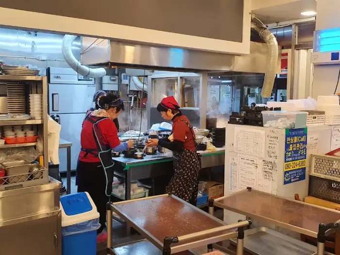 포장마차 안에서 분주하게 음식을 준비하는 상인들의 모습