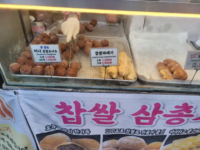 작은 찹쌀 도넛과 튀김이 진열된 모습